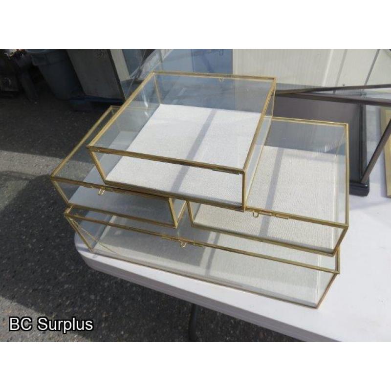 Q-424: Glass & Plastic Display Cases – 1 Lot