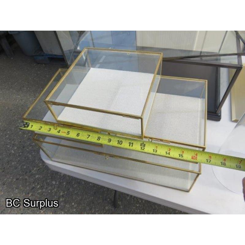 Q-424: Glass & Plastic Display Cases – 1 Lot