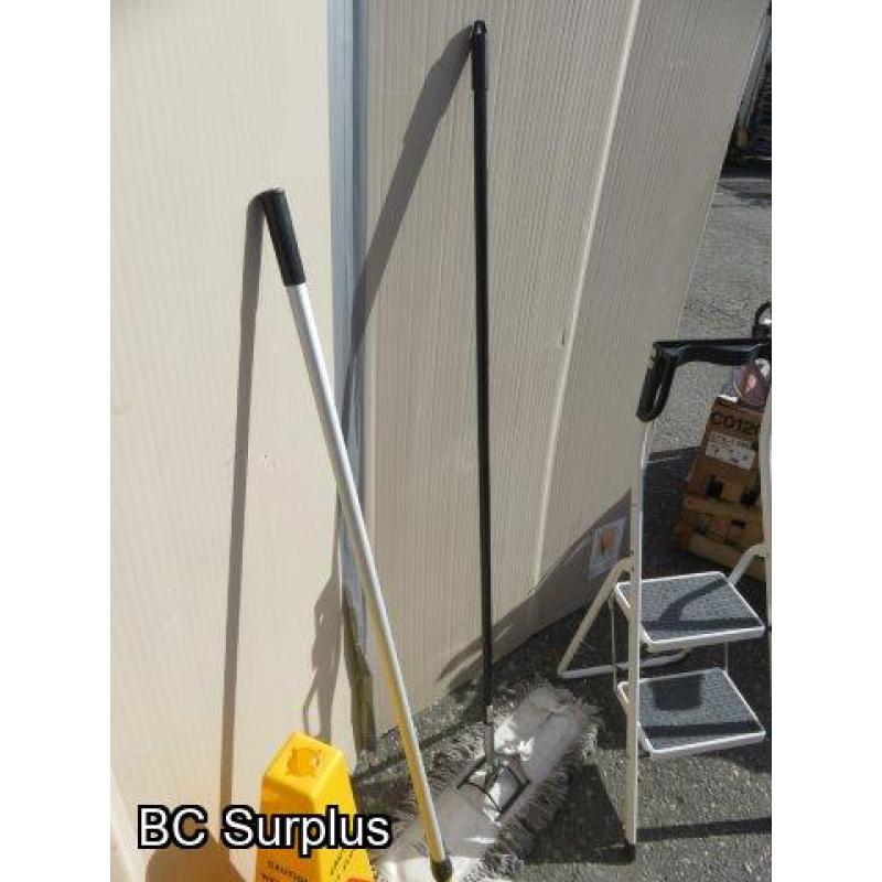 Q-427: Mop Bucket; Broom; Step Ladder – 1 Lot