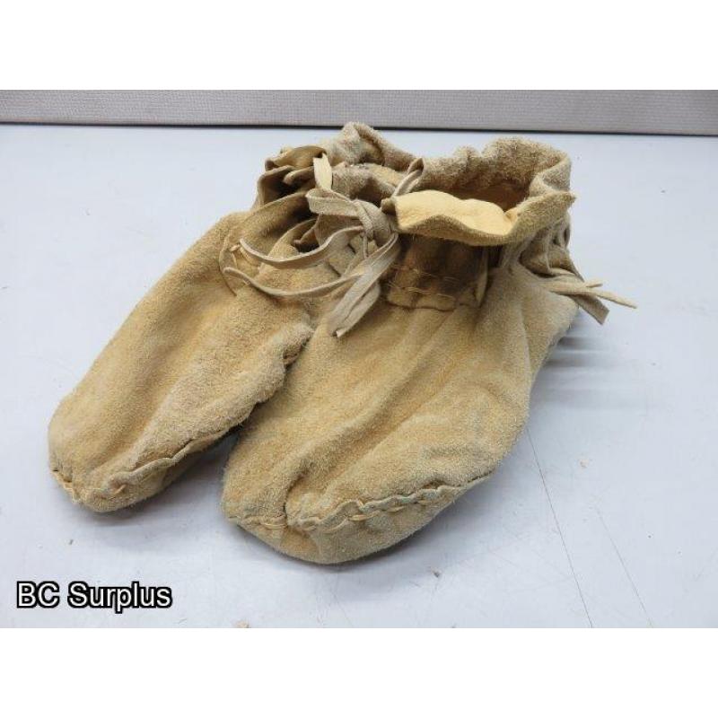 S-8: Vintage Leather Moccasin Slippers – 1 Pair